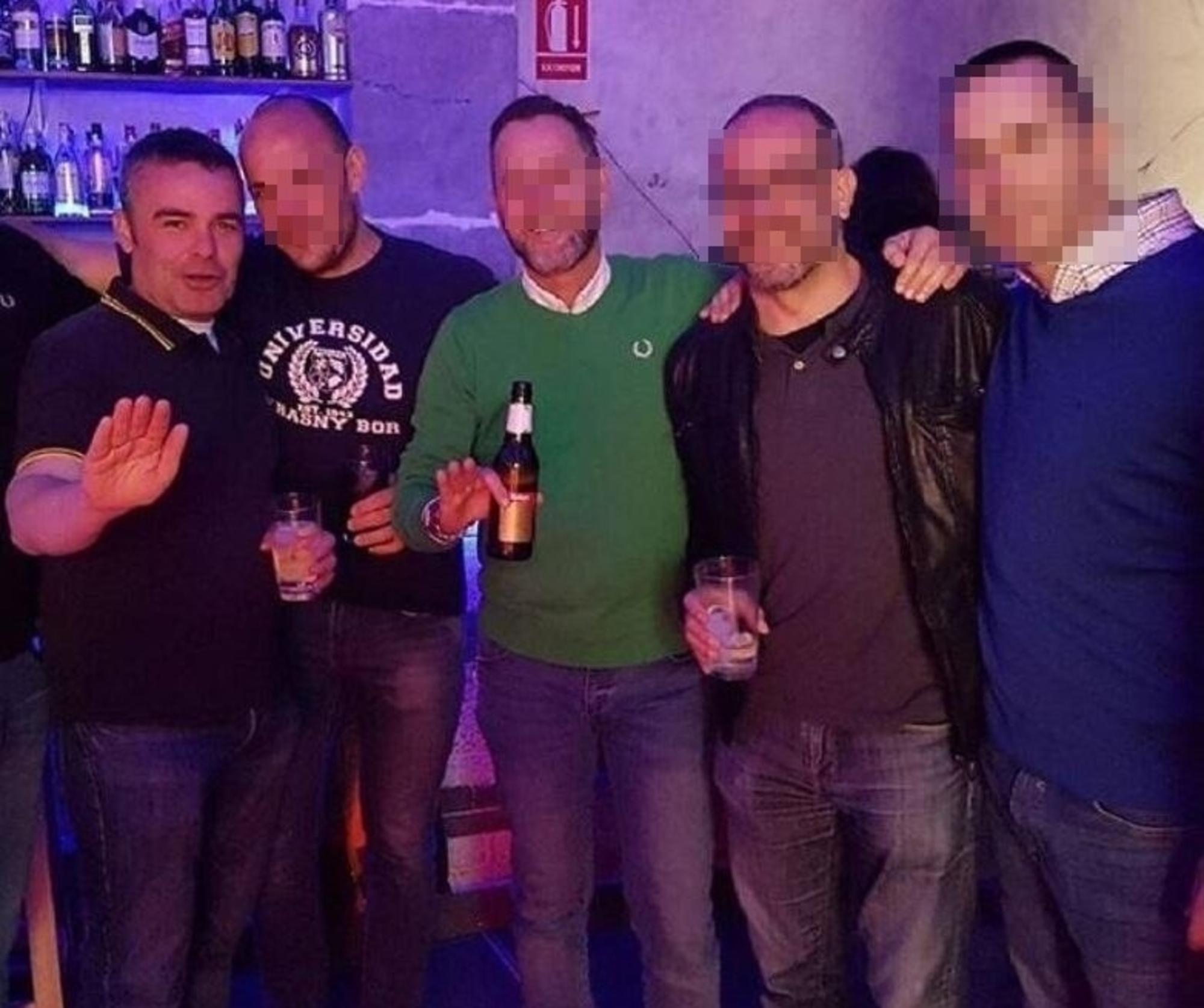 Capitán Meroño nazi saludo bar 1